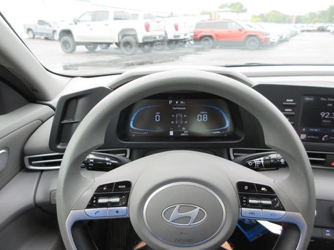Used 2025 Hyundai Elantra SE FWD image 26