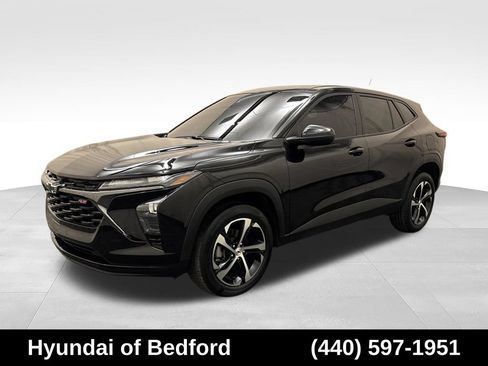 Used 2025 Chevrolet Trax RS w/ Sunroof Package FWD image 1