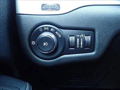 Used 2017 Jeep Cherokee Trailhawk AWD/4WD image 21