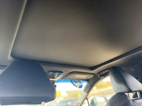 Used 2021 Toyota Venza Limited image 14