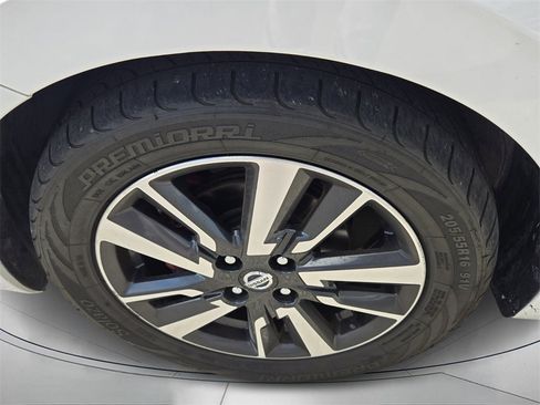 Used 2022 Nissan Versa SV image 9