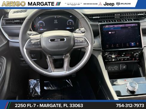 Used 2025 Jeep Grand Cherokee Limited w/ Black Appearance Package RWD image 13