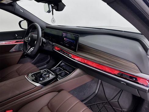 Used 2025 BMW 760i xDrive w/ Executive Package image 31
