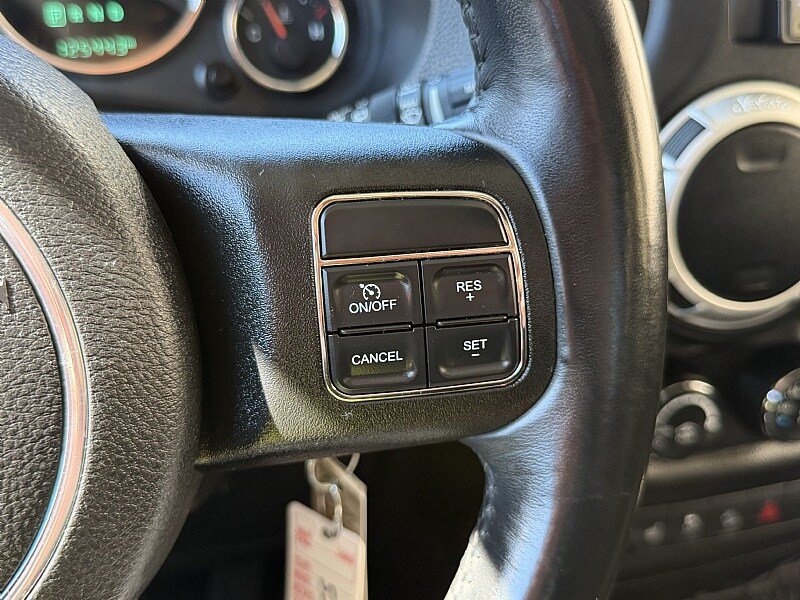 Used 2015 Jeep Wrangler Unlimited Rubicon w/ Connectivity Group AWD/4WD image 16
