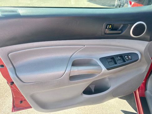 Used 2014 Toyota Tacoma PreRunner w/ SR5 Package image 9