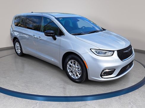 New 2026 Chrysler Pacifica Select image 3
