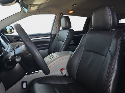 Used 2018 Toyota Highlander Plus AWD/4WD image 18