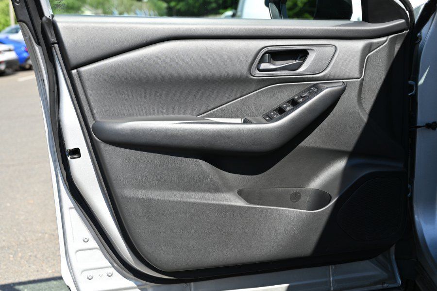 Used 2024 Nissan Rogue S FWD image 18