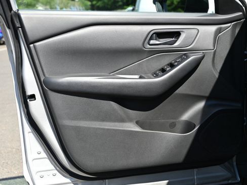 Used 2024 Nissan Rogue S FWD image 18