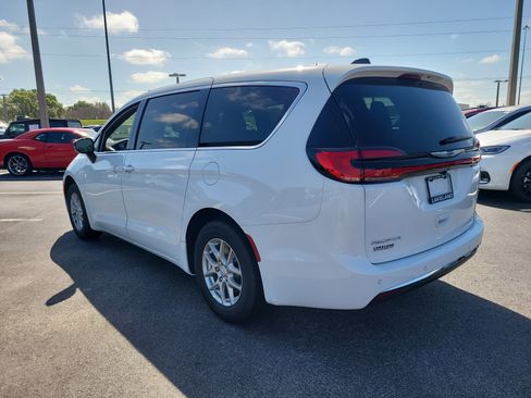 Used 2026 Chrysler Pacifica Select FWD image 8
