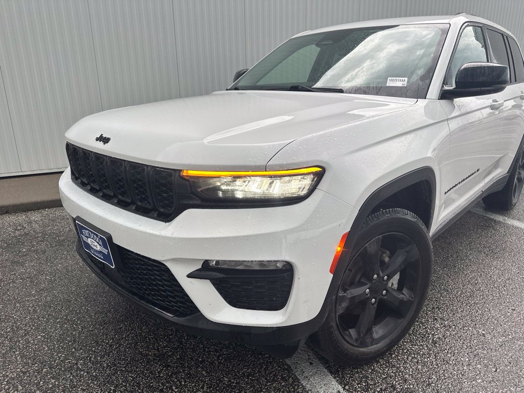 Used 2023 Jeep Grand Cherokee Limited w/ Black Appearance Package AWD/4WD image 2