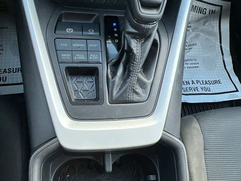 Used 2022 Toyota RAV4 LE image 20