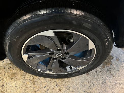 Used 2025 Nissan Rogue SV image 31