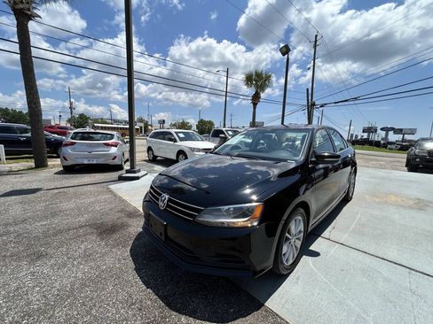 Used 2016 Volkswagen Jetta SE FWD image 2