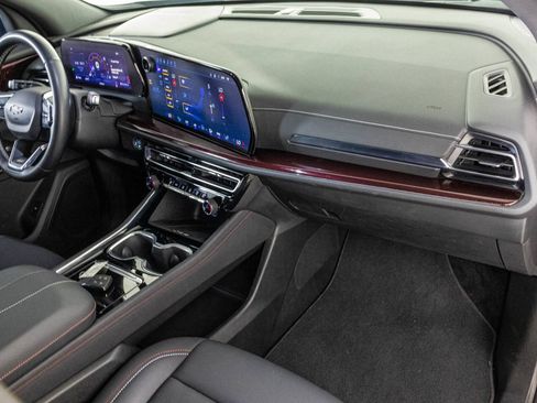Used 2024 Chevrolet Traverse Z71 AWD/4WD image 46