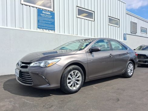 Used 2015 Toyota Camry LE image 1
