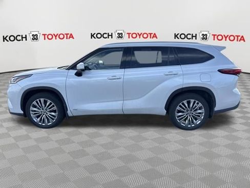 Used 2023 Toyota Highlander Platinum image 4