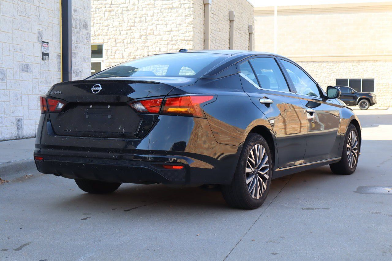 Used 2025 Nissan Altima 2.5 SV FWD image 3