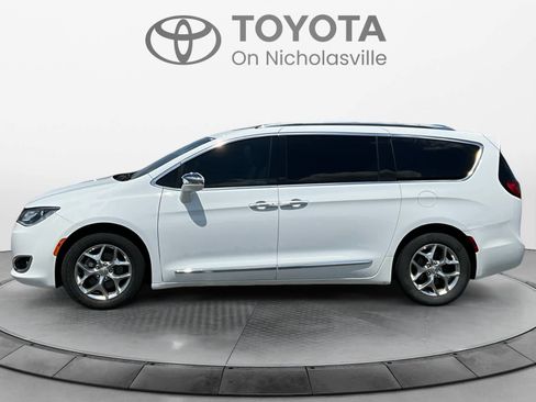 Used 2018 Chrysler Pacifica Limited FWD image 2