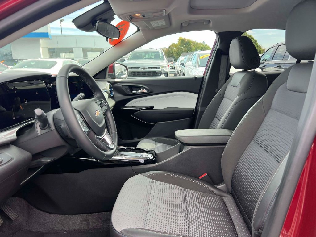 Used 2024 Chevrolet Trax LT w/ Sunroof Package FWD image 16