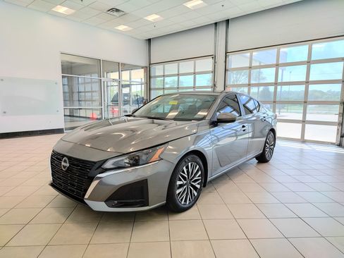 Used 2025 Nissan Altima 2.5 SV w/ SV Premium Package FWD image 7