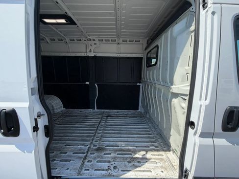 Used 2025 RAM ProMaster 2500 w/ Convenience Group FWD image 10