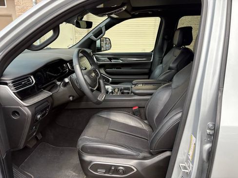 Used 2022 Jeep Wagoneer Series II w/ Premium Group I AWD/4WD image 18