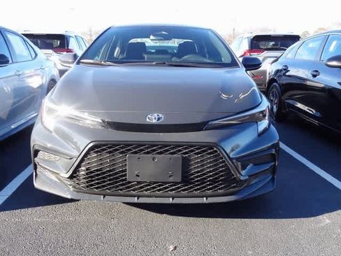 Used 2025 Toyota Corolla SE image 2
