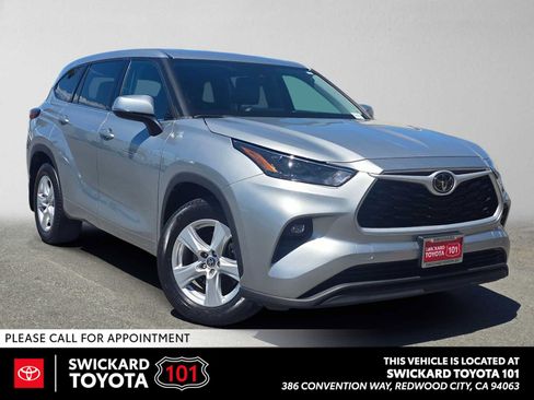Used 2022 Toyota Highlander LE AWD/4WD image 1