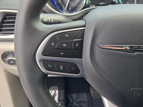 Used 2024 Chrysler Pacifica Touring-L FWD image 31