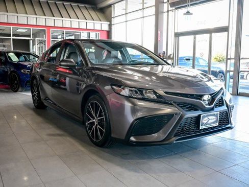 Used 2024 Toyota Camry SE image 3