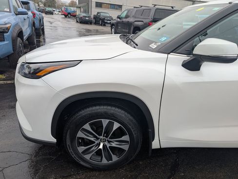 Certified 2024 Toyota Highlander XLE AWD/4WD image 2