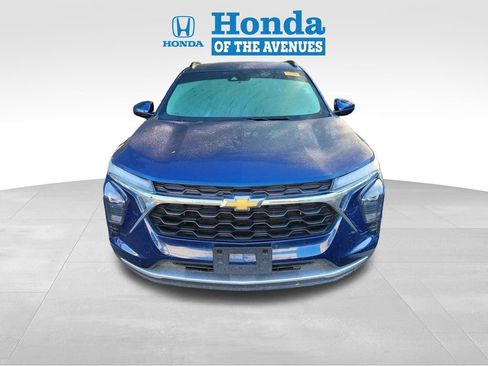 Used 2024 Chevrolet Trax LT w/ Driver Confidence Package FWD image 2