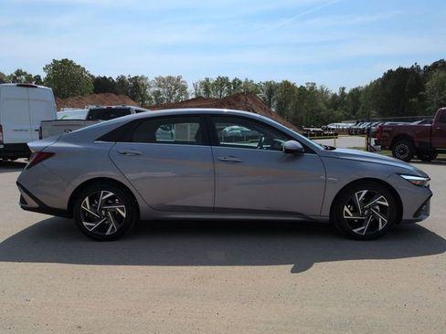 Used 2025 Hyundai Elantra SEL image 3