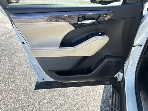 Used 2024 Toyota Highlander Limited image 10