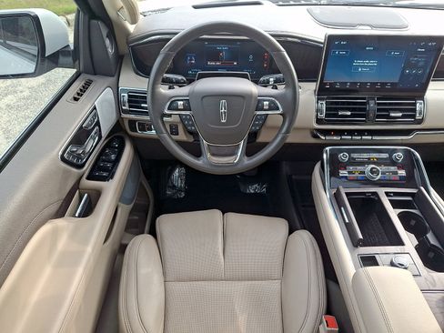 Certified 2024 Lincoln Navigator Reserve AWD/4WD image 10
