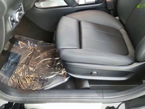 Used 2025 Mercedes-Benz GLB 250 4MATIC w/ Exclusive Package image 50