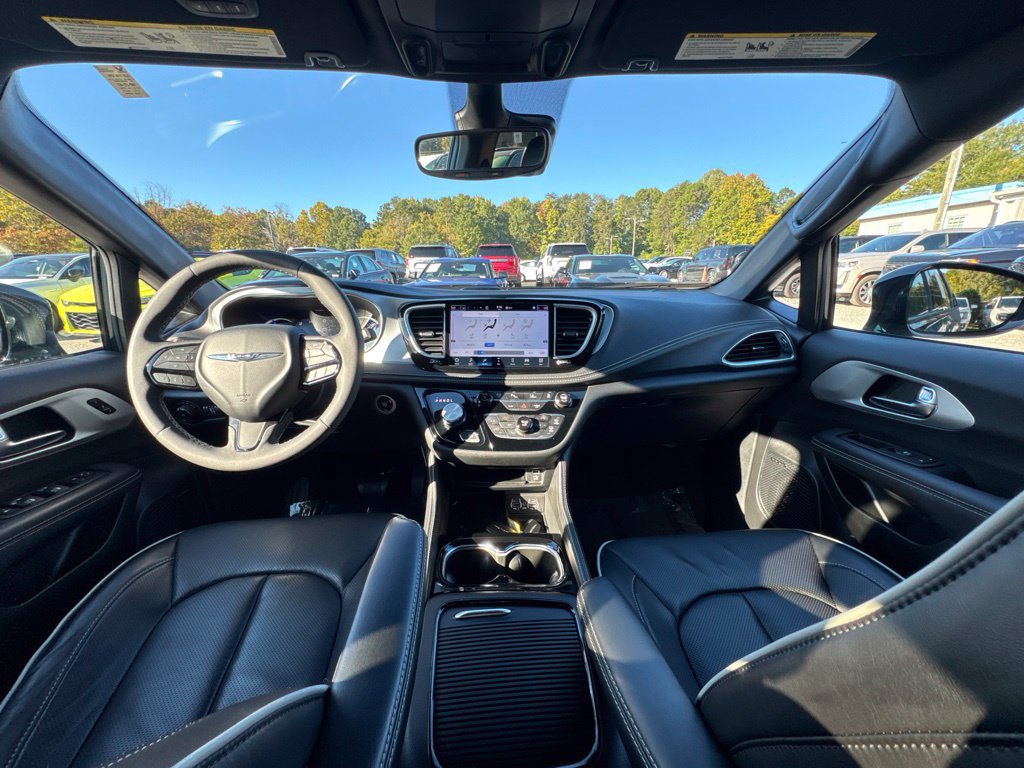 Used 2025 Chrysler Pacifica Premium FWD image 15