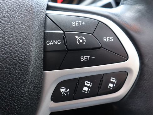 Used 2017 Jeep Cherokee Trailhawk AWD/4WD image 31