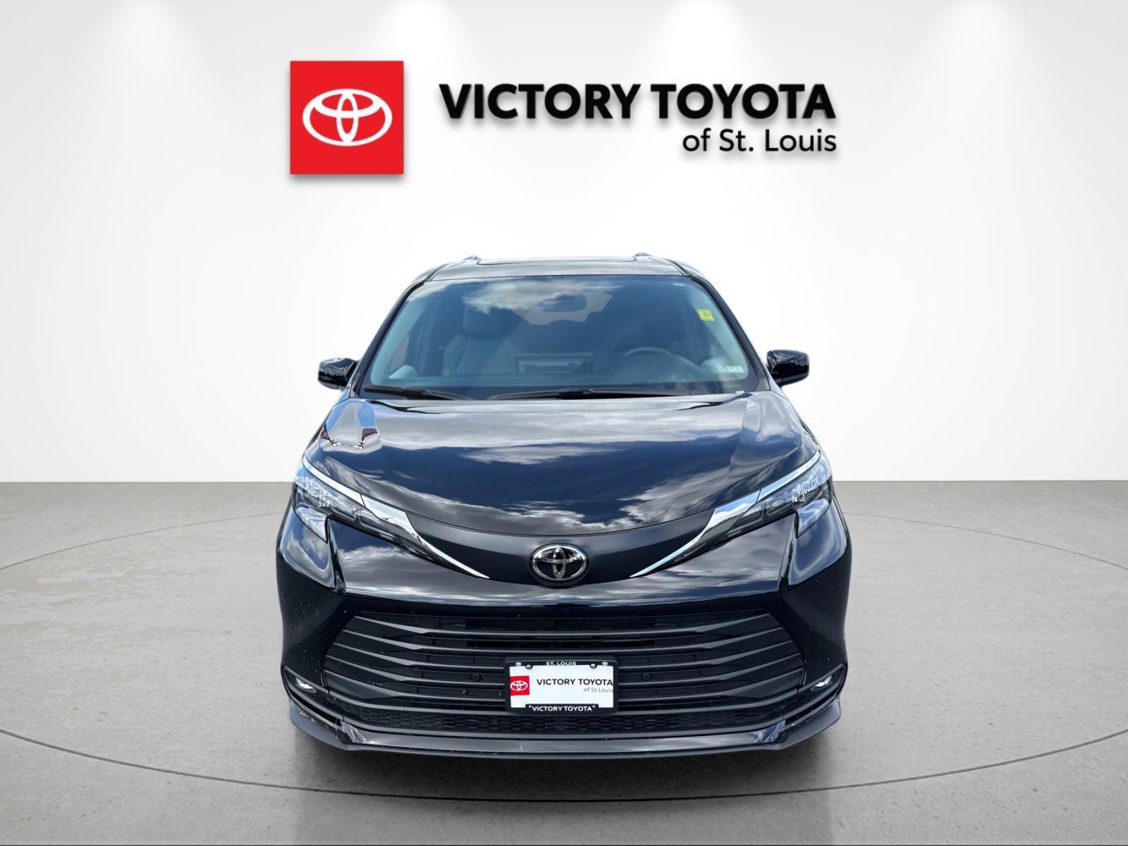 Used 2026 Toyota Sienna XLE FWD image 8