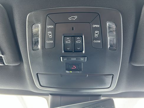 Used 2025 Toyota Sienna Limited image 37