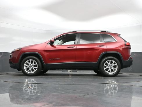 Used 2017 Jeep Cherokee Latitude w/ Cold Weather Group AWD/4WD image 44