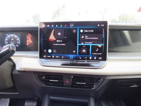 Used 2025 Volkswagen Tiguan SE image 25