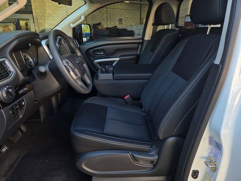 Used 2018 Nissan Titan SV image 15