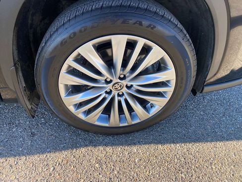 Used 2024 Toyota Highlander Platinum image 33