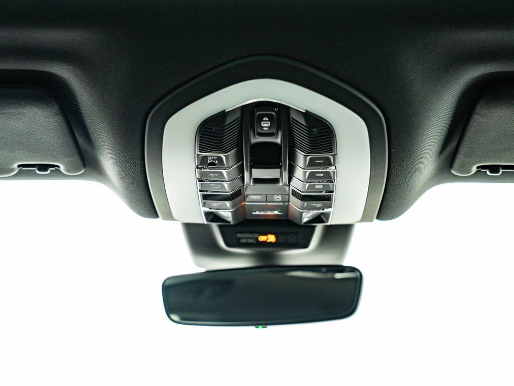Certified 2026 Porsche Macan AWD/4WD image 37