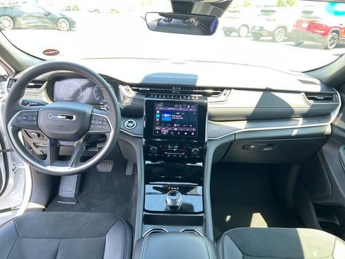 Used 2025 Jeep Grand Cherokee Altitude AWD/4WD image 12