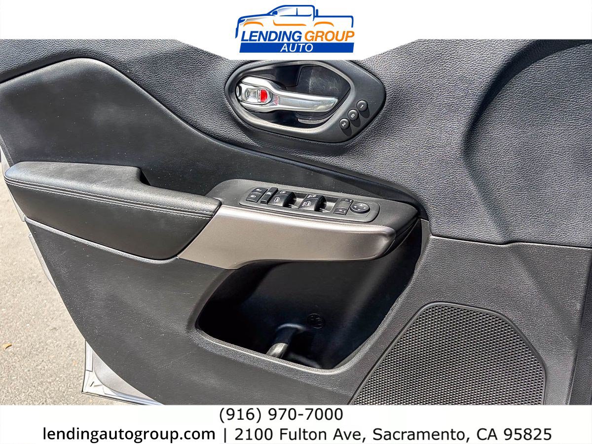 Used 2019 Jeep Cherokee Limited AWD/4WD image 19