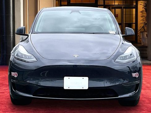Used 2024 Tesla Model Y Long Range AWD/4WD image 3
