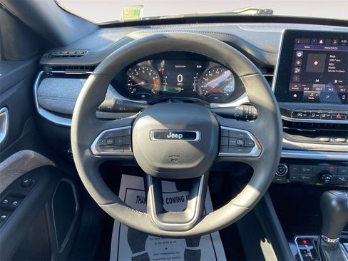 Used 2024 Jeep Compass Latitude image 12